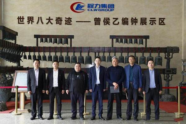 在程力汽車集團(tuán)總部迎賓大廳，雙方代表觀摩世界八大奇跡編鐘后合影紀(jì)念